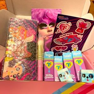 💋Trixie Cosmetics Back To The Fuchsia Bundle 💄
